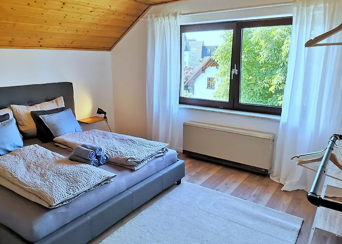 Helle Ferienwohnung mit Balkon, Küche, Parkplatz&Waschmaschine